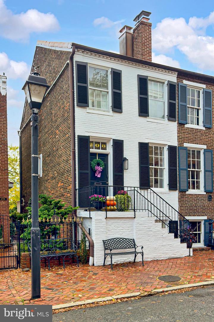 208 S LEE ST, ALEXANDRIA, Virginia 22314, 2 Bedrooms Bedrooms, ,1 BathroomBathrooms,Residential,For sale,208 S LEE ST,VAAX2051162 MLS # VAAX2051162