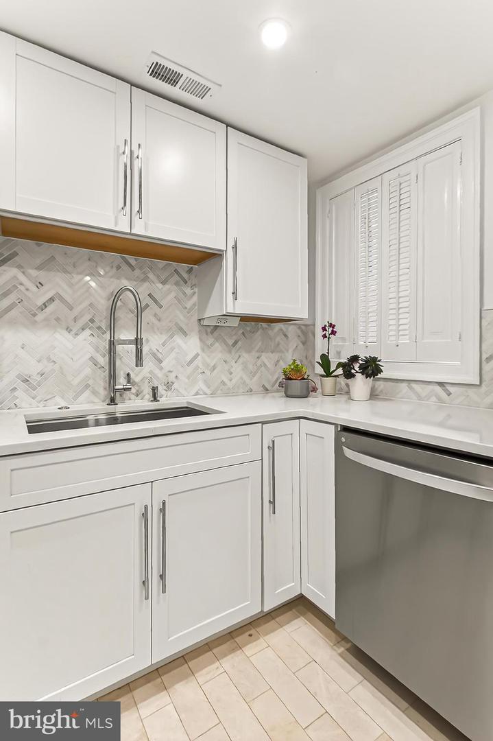 208 S LEE ST, ALEXANDRIA, Virginia 22314, 2 Bedrooms Bedrooms, ,1 BathroomBathrooms,Residential,For sale,208 S LEE ST,VAAX2051162 MLS # VAAX2051162