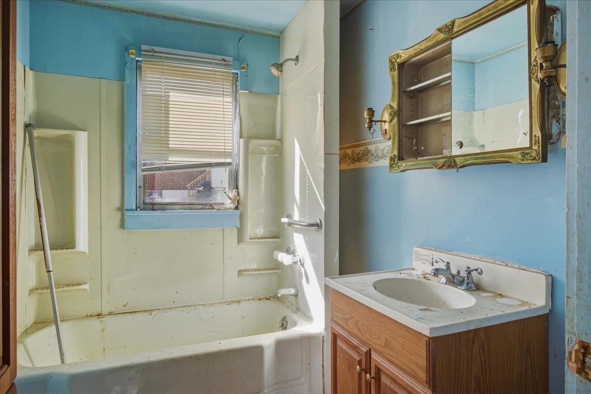 336 W RAILROAD AVE, CRAIGSVILLE, Virginia 24430, 2 Bedrooms Bedrooms, ,1 BathroomBathrooms,Residential,336 W RAILROAD AVE,670778 MLS # 670778