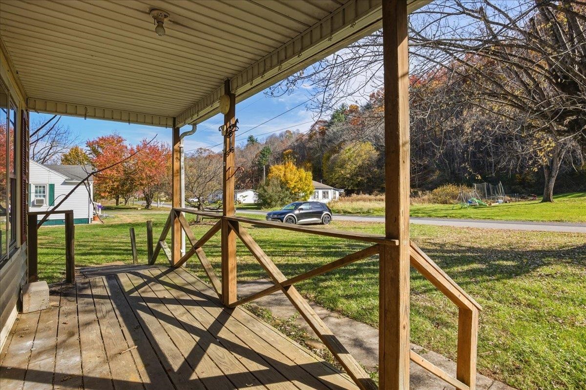 336 W RAILROAD AVE, CRAIGSVILLE, Virginia 24430, 2 Bedrooms Bedrooms, ,1 BathroomBathrooms,Residential,336 W RAILROAD AVE,670778 MLS # 670778