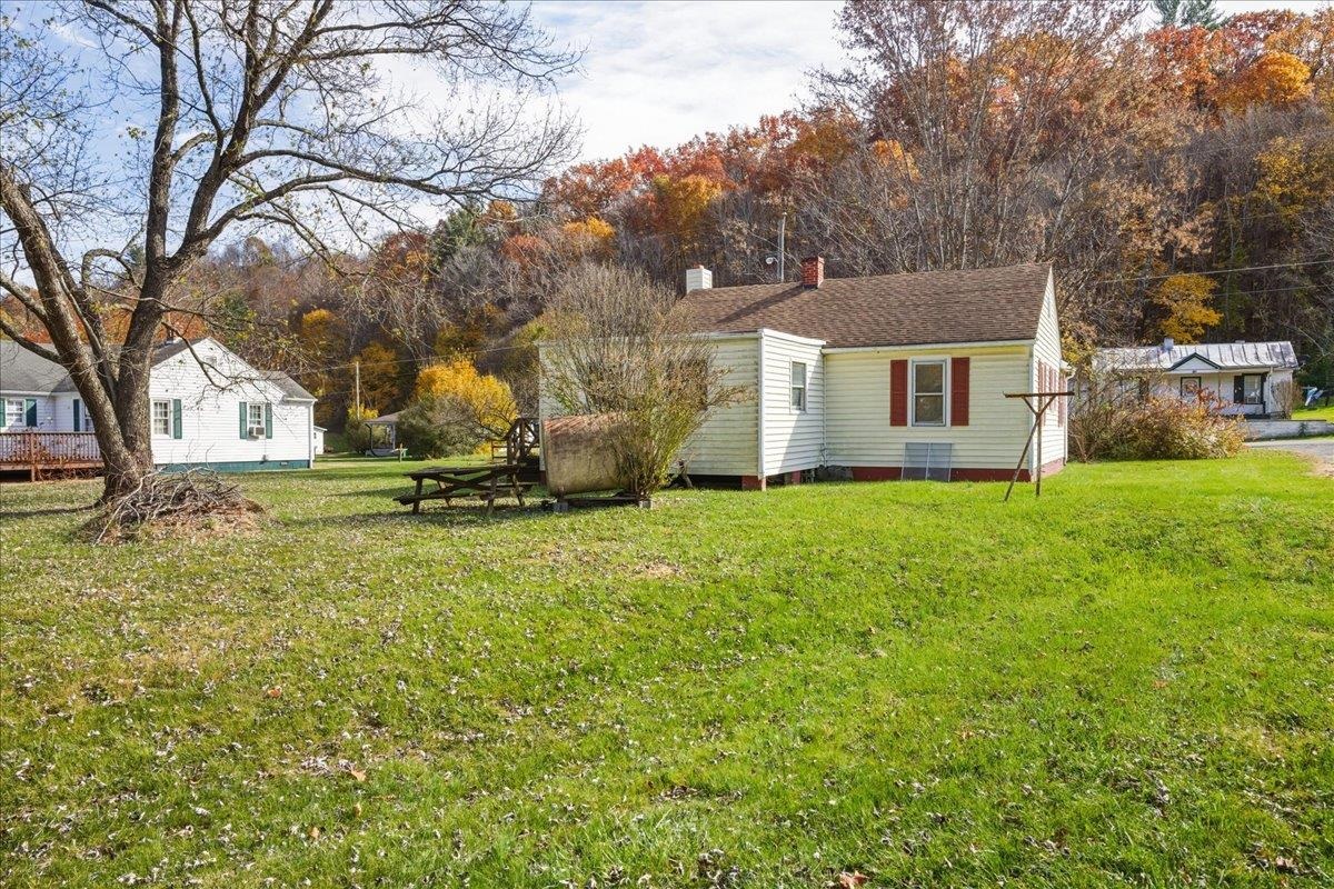 336 W RAILROAD AVE, CRAIGSVILLE, Virginia 24430, 2 Bedrooms Bedrooms, ,1 BathroomBathrooms,Residential,336 W RAILROAD AVE,670778 MLS # 670778