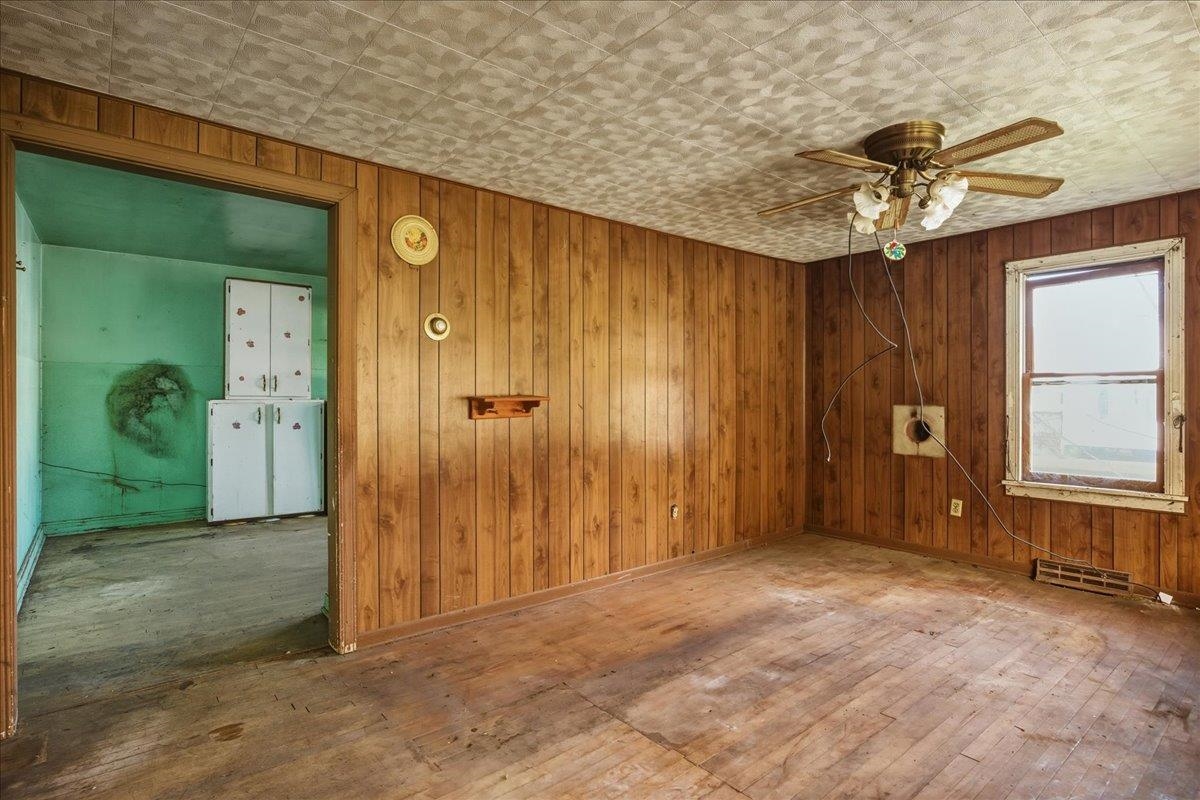 336 W RAILROAD AVE, CRAIGSVILLE, Virginia 24430, 2 Bedrooms Bedrooms, ,1 BathroomBathrooms,Residential,336 W RAILROAD AVE,670778 MLS # 670778