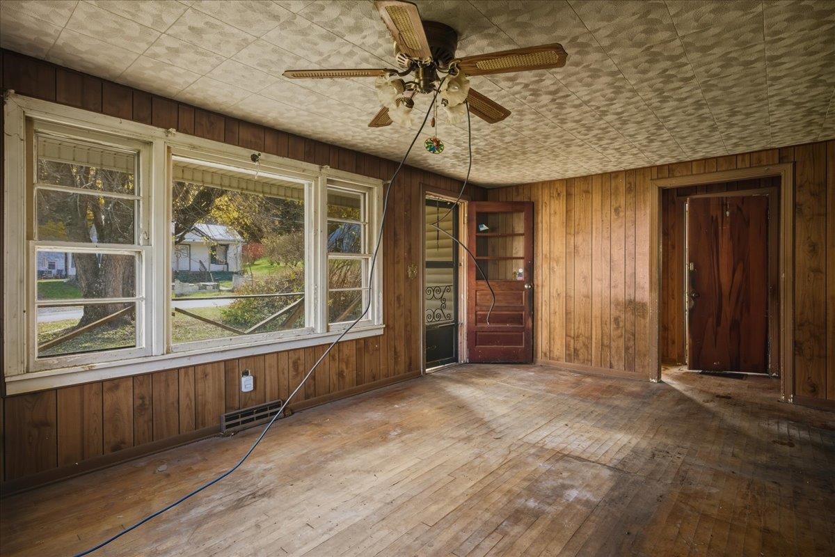 336 W RAILROAD AVE, CRAIGSVILLE, Virginia 24430, 2 Bedrooms Bedrooms, ,1 BathroomBathrooms,Residential,336 W RAILROAD AVE,670778 MLS # 670778