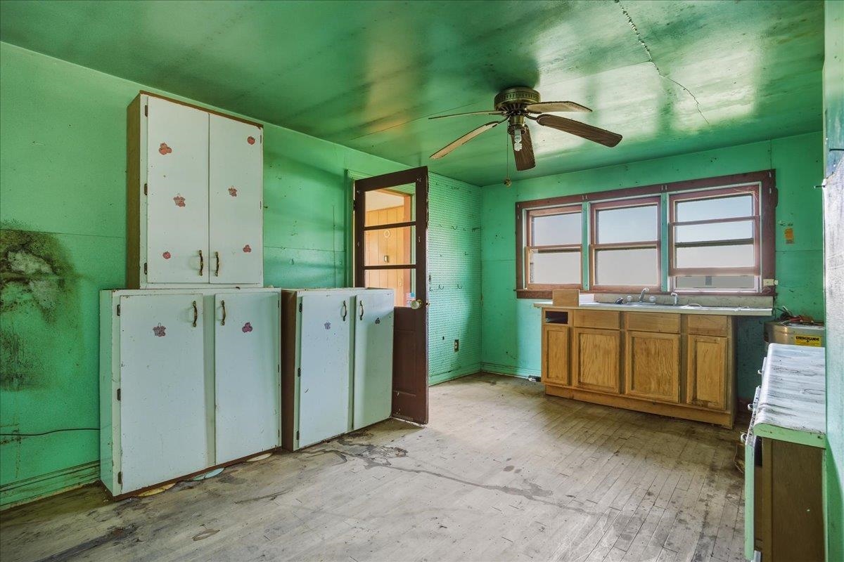 336 W RAILROAD AVE, CRAIGSVILLE, Virginia 24430, 2 Bedrooms Bedrooms, ,1 BathroomBathrooms,Residential,336 W RAILROAD AVE,670778 MLS # 670778