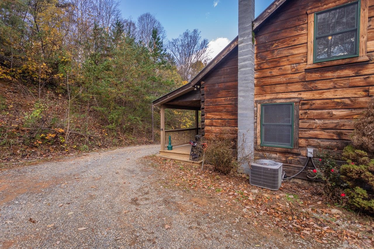 900 CROOKED RUN RD, SHENANDOAH, Virginia 22849, 2 Bedrooms Bedrooms, ,2 BathroomsBathrooms,Residential,900 CROOKED RUN RD,670781 MLS # 670781 900 CROOKED RUN RD, SHENANDOAH, Virginia 22849, 2 Bedrooms Bedrooms, ,2 BathroomsBathrooms,Residential,900 CROOKED RUN RD,670781 MLS # 670781