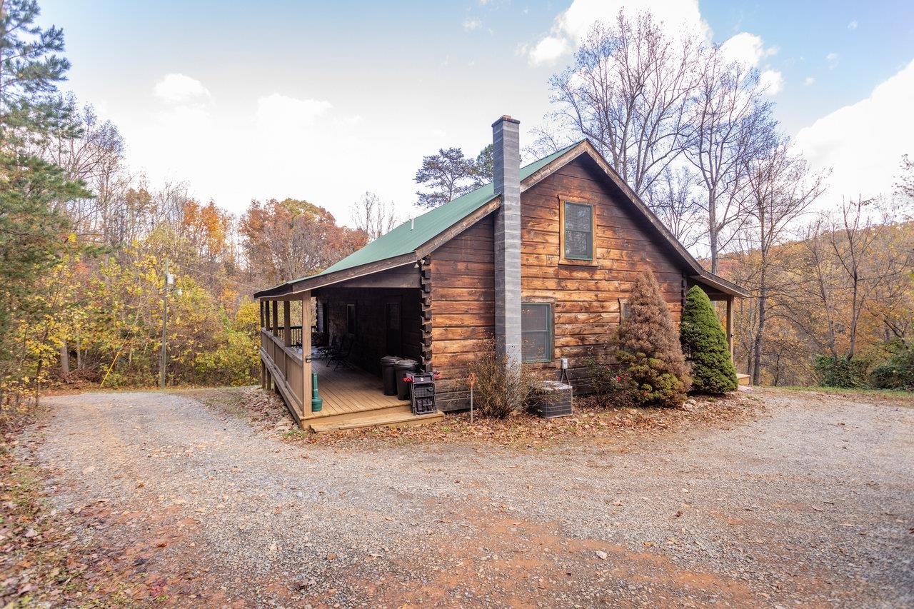 900 CROOKED RUN RD, SHENANDOAH, Virginia 22849, 2 Bedrooms Bedrooms, ,2 BathroomsBathrooms,Residential,900 CROOKED RUN RD,670781 MLS # 670781 900 CROOKED RUN RD, SHENANDOAH, Virginia 22849, 2 Bedrooms Bedrooms, ,2 BathroomsBathrooms,Residential,900 CROOKED RUN RD,670781 MLS # 670781
