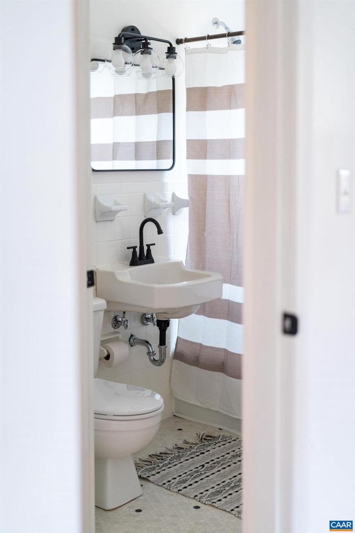 2418 W BEVERLEY ST, STAUNTON, Virginia 24401, 3 Bedrooms Bedrooms, ,1 BathroomBathrooms,Residential,For sale,2418 W BEVERLEY ST,670712 MLS # 670712 2418 W BEVERLEY ST, STAUNTON, Virginia 24401, 3 Bedrooms Bedrooms, ,1 BathroomBathrooms,Residential,For sale,2418 W BEVERLEY ST,670712 MLS # 670712