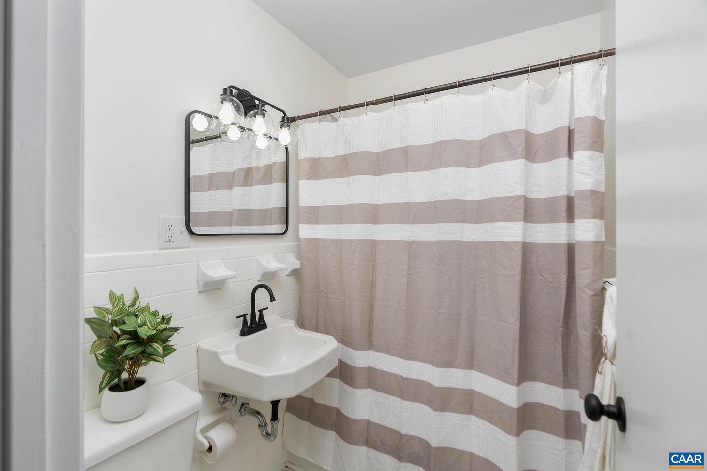 2418 W BEVERLEY ST, STAUNTON, Virginia 24401, 3 Bedrooms Bedrooms, ,1 BathroomBathrooms,Residential,For sale,2418 W BEVERLEY ST,670712 MLS # 670712 2418 W BEVERLEY ST, STAUNTON, Virginia 24401, 3 Bedrooms Bedrooms, ,1 BathroomBathrooms,Residential,For sale,2418 W BEVERLEY ST,670712 MLS # 670712