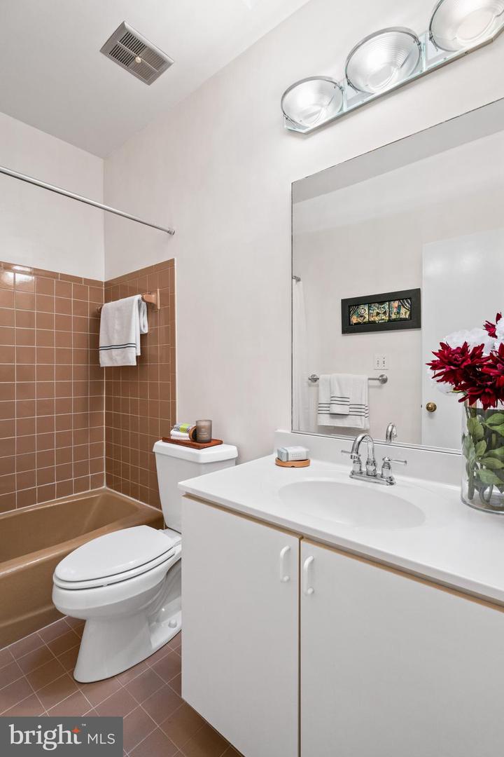 1341 EAST CAPITOL ST SE #302, WASHINGTON, District Of Columbia 20003, 2 Bedrooms Bedrooms, ,1 BathroomBathrooms,Residential,For sale,1341 EAST CAPITOL ST SE #302,DCDC2225476 MLS # DCDC2225476 1341 EAST CAPITOL ST SE #302, WASHINGTON, District Of Columbia 20003, 2 Bedrooms Bedrooms, ,1 BathroomBathrooms,Residential,For sale,1341 EAST CAPITOL ST SE #302,DCDC2225476 MLS # DCDC2225476