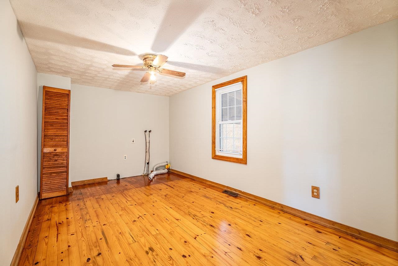 482 SANGERS LN, STAUNTON, Virginia 24401, 3 Bedrooms Bedrooms, ,1 BathroomBathrooms,Residential,482 SANGERS LN,670806 MLS # 670806