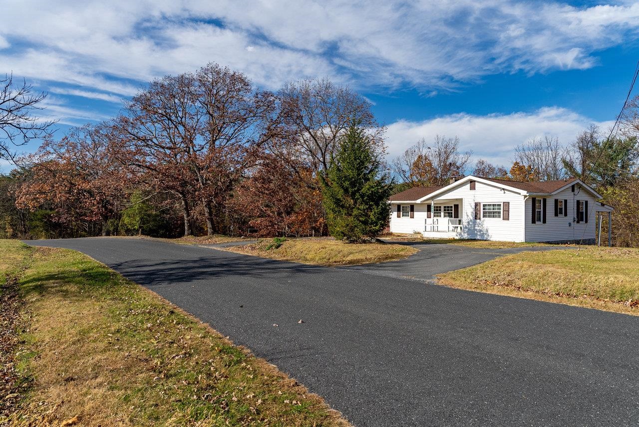 482 SANGERS LN, STAUNTON, Virginia 24401, 3 Bedrooms Bedrooms, ,1 BathroomBathrooms,Residential,482 SANGERS LN,670806 MLS # 670806