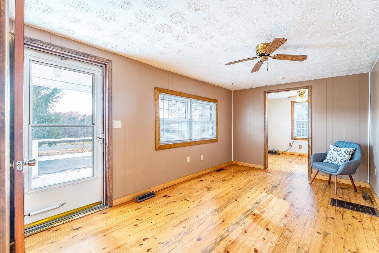 482 SANGERS LN, STAUNTON, Virginia 24401, 3 Bedrooms Bedrooms, ,1 BathroomBathrooms,Residential,482 SANGERS LN,670806 MLS # 670806