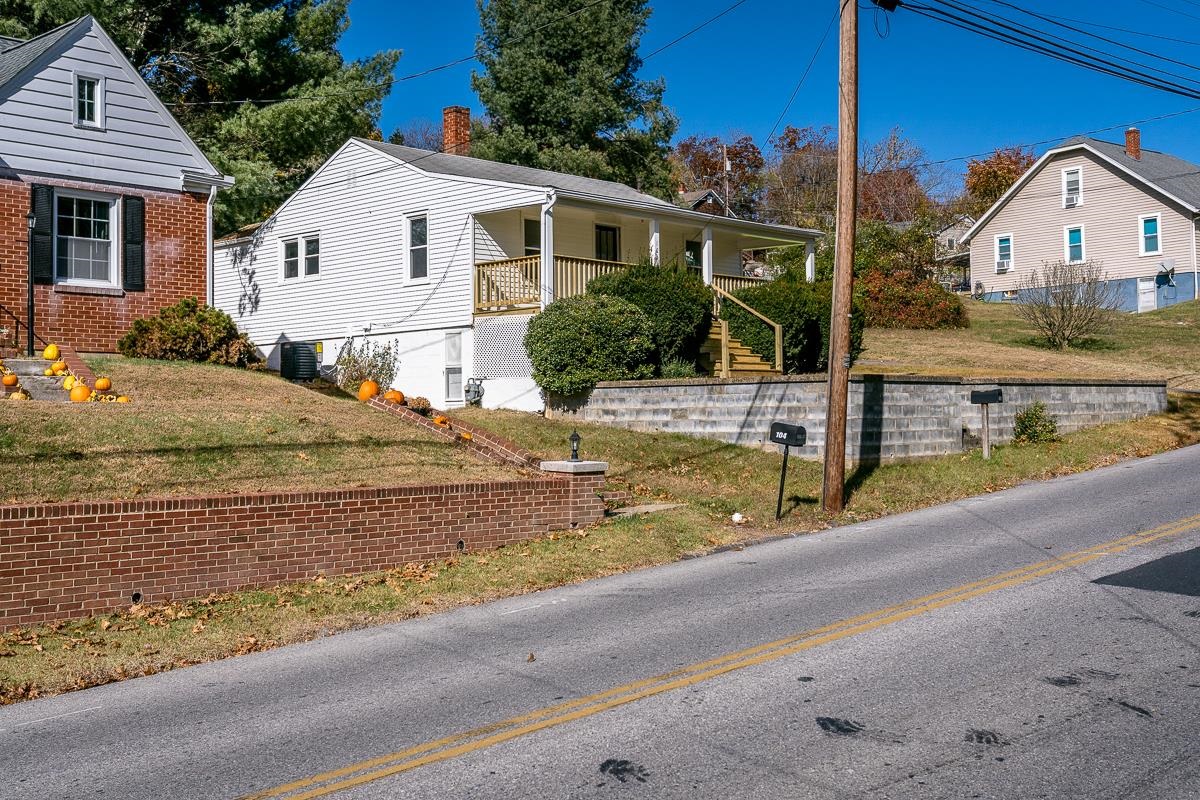 106 GRUBERT AVE, STAUNTON, Virginia 24401, 2 Bedrooms Bedrooms, ,1 BathroomBathrooms,Residential,106 GRUBERT AVE,670816 MLS # 670816 106 GRUBERT AVE, STAUNTON, Virginia 24401, 2 Bedrooms Bedrooms, ,1 BathroomBathrooms,Residential,106 GRUBERT AVE,670816 MLS # 670816