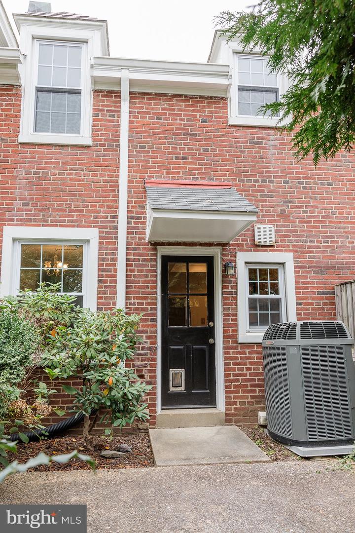 4671 36TH ST S #A, ARLINGTON, Virginia 22206, 2 Bedrooms Bedrooms, 9 Rooms Rooms,2 BathroomsBathrooms,Residential,For sale,4671 36TH ST S #A,VAAR2065638 MLS # VAAR2065638 4671 36TH ST S #A, ARLINGTON, Virginia 22206, 2 Bedrooms Bedrooms, 9 Rooms Rooms,2 BathroomsBathrooms,Residential,For sale,4671 36TH ST S #A,VAAR2065638 MLS # VAAR2065638