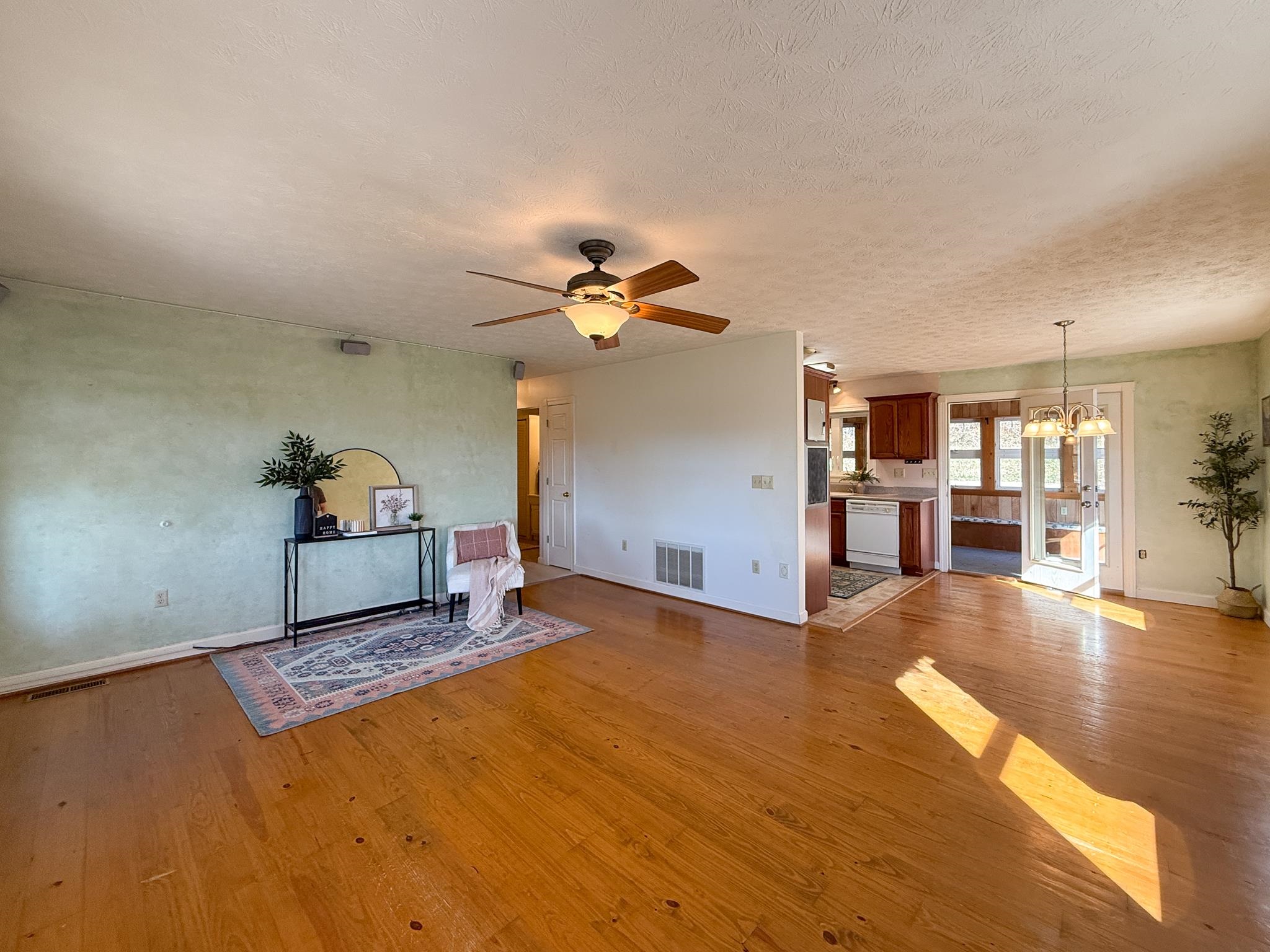 901 POWHATAN ST, STAUNTON, Virginia 24401, 3 Bedrooms Bedrooms, ,1 BathroomBathrooms,Residential,901 POWHATAN ST,670825 MLS # 670825