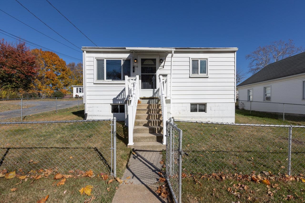 556 E GAY ST, HARRISONBURG, Virginia 22801, 3 Bedrooms Bedrooms, ,1 BathroomBathrooms,Residential,556 E GAY ST,670826 MLS # 670826