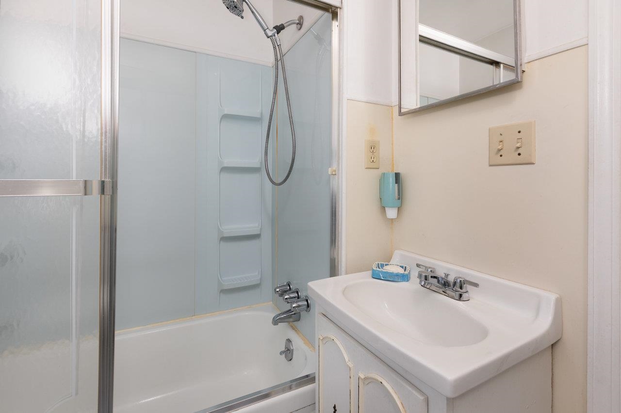 556 E GAY ST, HARRISONBURG, Virginia 22801, 3 Bedrooms Bedrooms, ,1 BathroomBathrooms,Residential,556 E GAY ST,670826 MLS # 670826