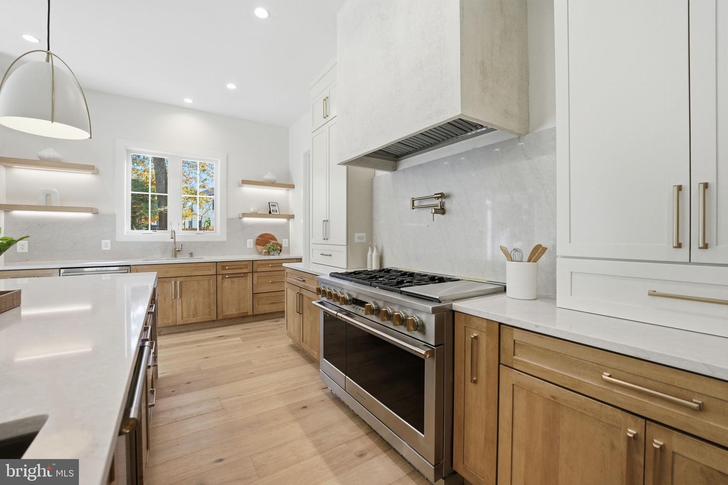 612 GIBSON CIR SW, VIENNA, Virginia 22180, 6 Bedrooms Bedrooms, ,6 BathroomsBathrooms,Residential,For sale,612 GIBSON CIR SW,VAFX2275758 MLS # VAFX2275758