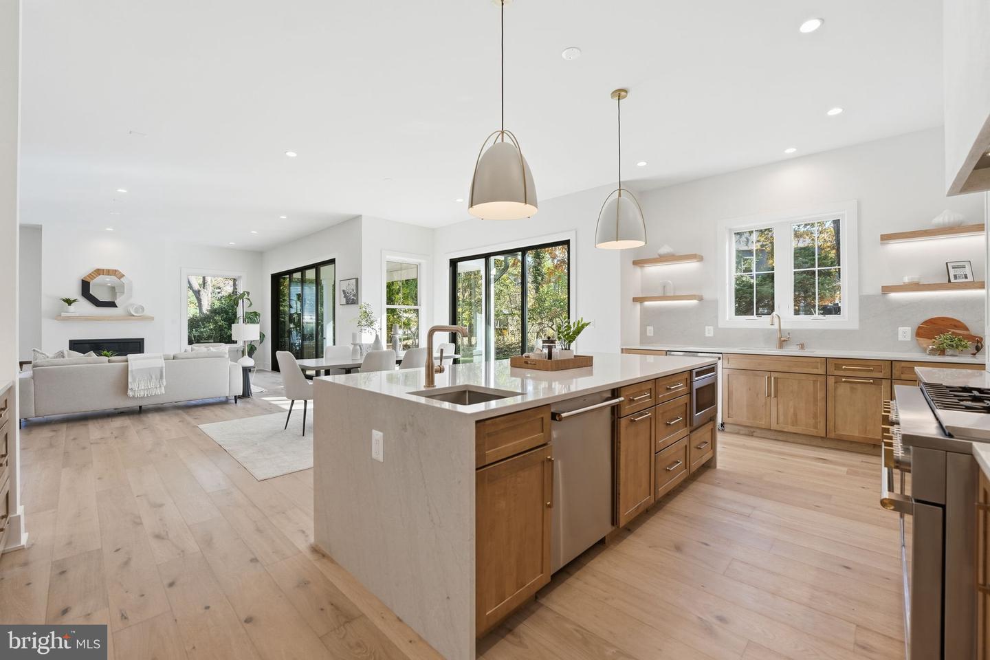 612 GIBSON CIR SW, VIENNA, Virginia 22180, 6 Bedrooms Bedrooms, ,6 BathroomsBathrooms,Residential,For sale,612 GIBSON CIR SW,VAFX2275758 MLS # VAFX2275758