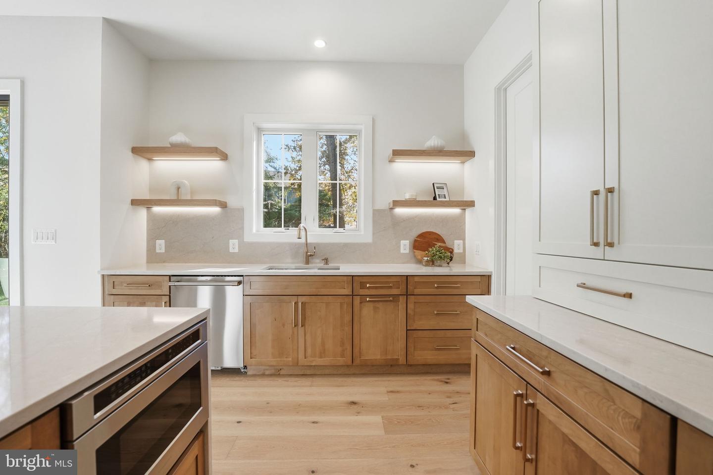 612 GIBSON CIR SW, VIENNA, Virginia 22180, 6 Bedrooms Bedrooms, ,6 BathroomsBathrooms,Residential,For sale,612 GIBSON CIR SW,VAFX2275758 MLS # VAFX2275758