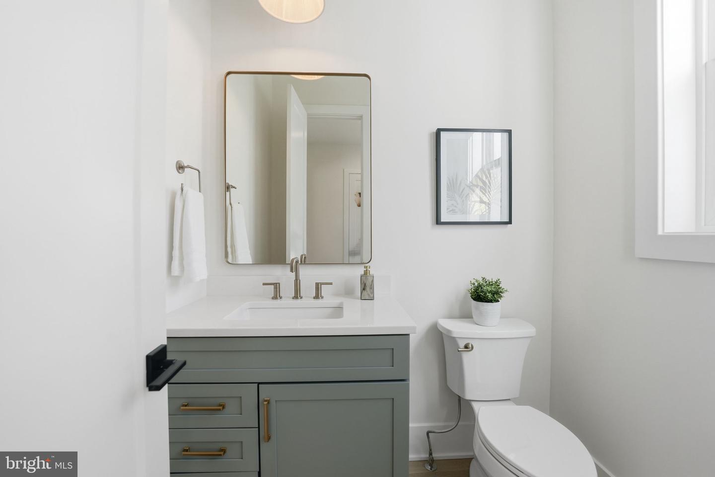 612 GIBSON CIR SW, VIENNA, Virginia 22180, 6 Bedrooms Bedrooms, ,6 BathroomsBathrooms,Residential,For sale,612 GIBSON CIR SW,VAFX2275758 MLS # VAFX2275758