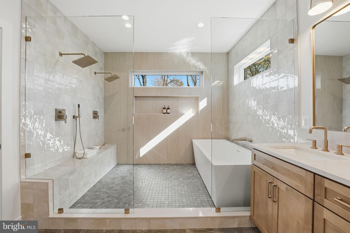 612 GIBSON CIR SW, VIENNA, Virginia 22180, 6 Bedrooms Bedrooms, ,6 BathroomsBathrooms,Residential,For sale,612 GIBSON CIR SW,VAFX2275758 MLS # VAFX2275758