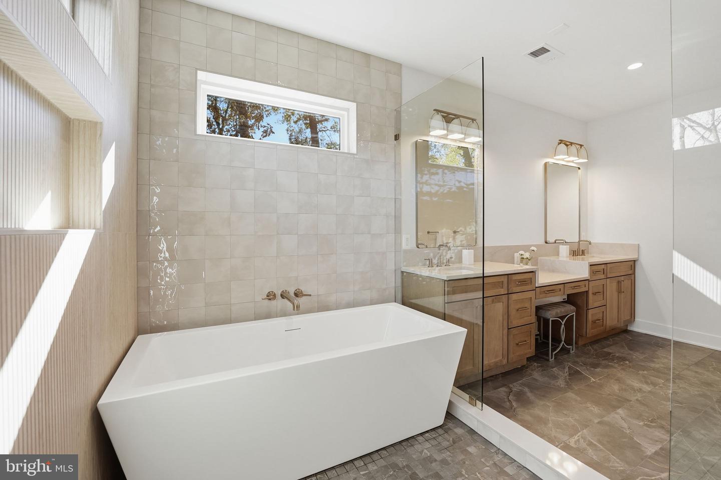 612 GIBSON CIR SW, VIENNA, Virginia 22180, 6 Bedrooms Bedrooms, ,6 BathroomsBathrooms,Residential,For sale,612 GIBSON CIR SW,VAFX2275758 MLS # VAFX2275758