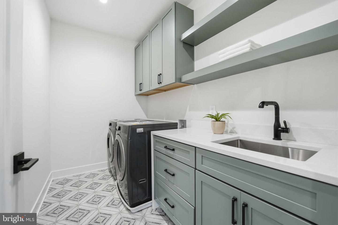 612 GIBSON CIR SW, VIENNA, Virginia 22180, 6 Bedrooms Bedrooms, ,6 BathroomsBathrooms,Residential,For sale,612 GIBSON CIR SW,VAFX2275758 MLS # VAFX2275758