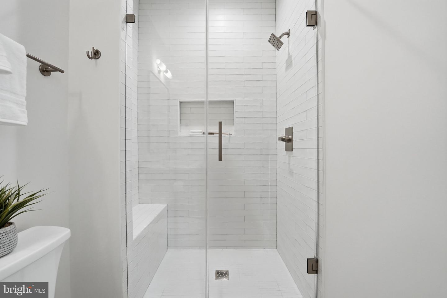 612 GIBSON CIR SW, VIENNA, Virginia 22180, 6 Bedrooms Bedrooms, ,6 BathroomsBathrooms,Residential,For sale,612 GIBSON CIR SW,VAFX2275758 MLS # VAFX2275758