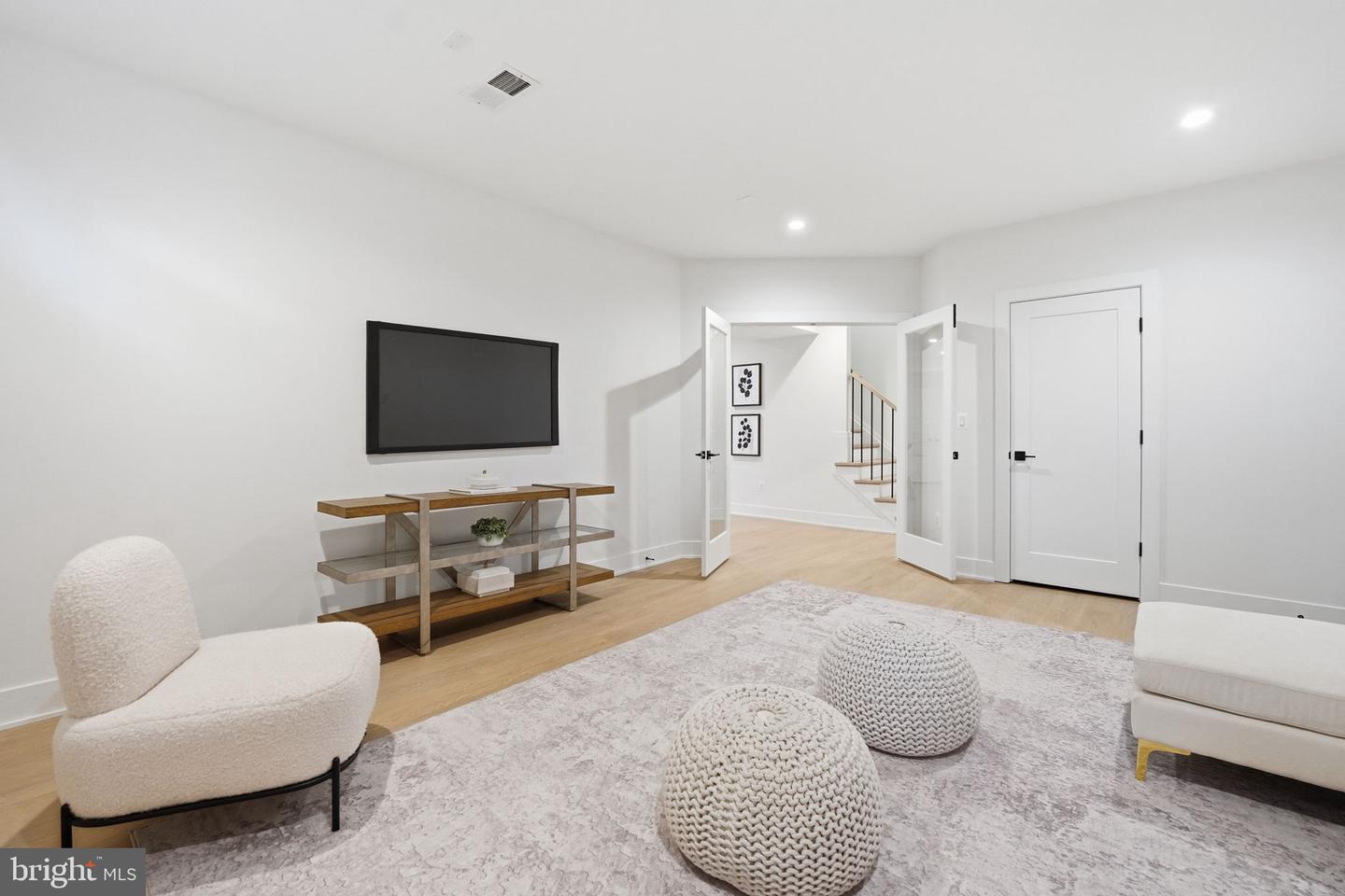 612 GIBSON CIR SW, VIENNA, Virginia 22180, 6 Bedrooms Bedrooms, ,6 BathroomsBathrooms,Residential,For sale,612 GIBSON CIR SW,VAFX2275758 MLS # VAFX2275758