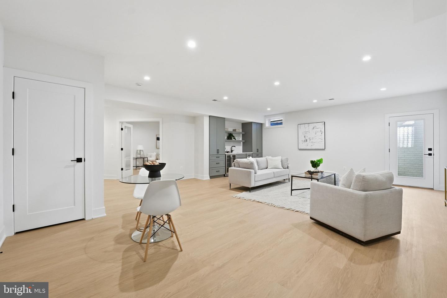 612 GIBSON CIR SW, VIENNA, Virginia 22180, 6 Bedrooms Bedrooms, ,6 BathroomsBathrooms,Residential,For sale,612 GIBSON CIR SW,VAFX2275758 MLS # VAFX2275758