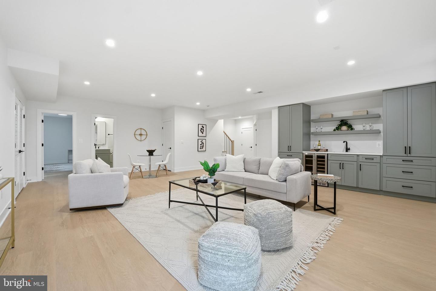 612 GIBSON CIR SW, VIENNA, Virginia 22180, 6 Bedrooms Bedrooms, ,6 BathroomsBathrooms,Residential,For sale,612 GIBSON CIR SW,VAFX2275758 MLS # VAFX2275758