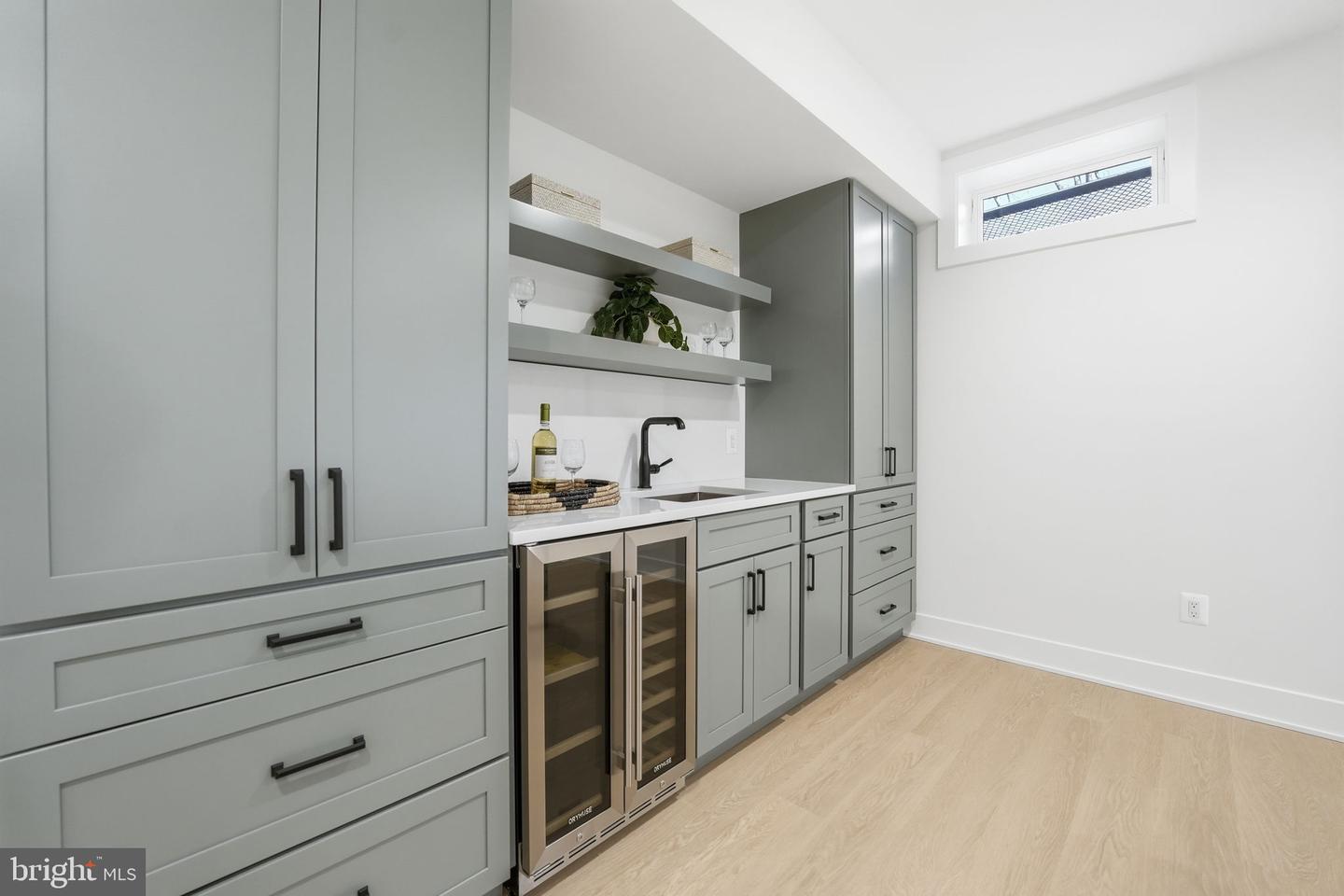 612 GIBSON CIR SW, VIENNA, Virginia 22180, 6 Bedrooms Bedrooms, ,6 BathroomsBathrooms,Residential,For sale,612 GIBSON CIR SW,VAFX2275758 MLS # VAFX2275758