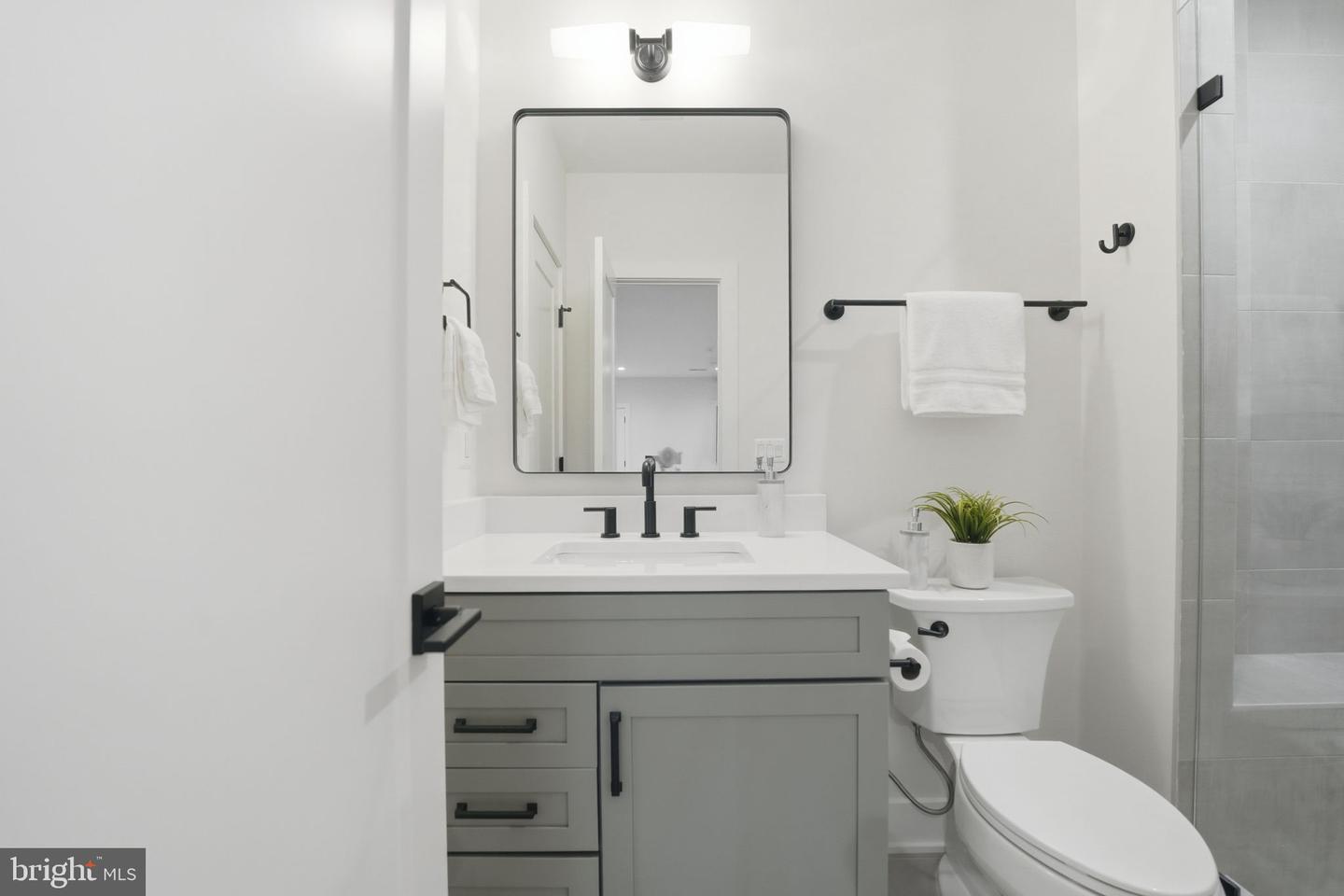 612 GIBSON CIR SW, VIENNA, Virginia 22180, 6 Bedrooms Bedrooms, ,6 BathroomsBathrooms,Residential,For sale,612 GIBSON CIR SW,VAFX2275758 MLS # VAFX2275758