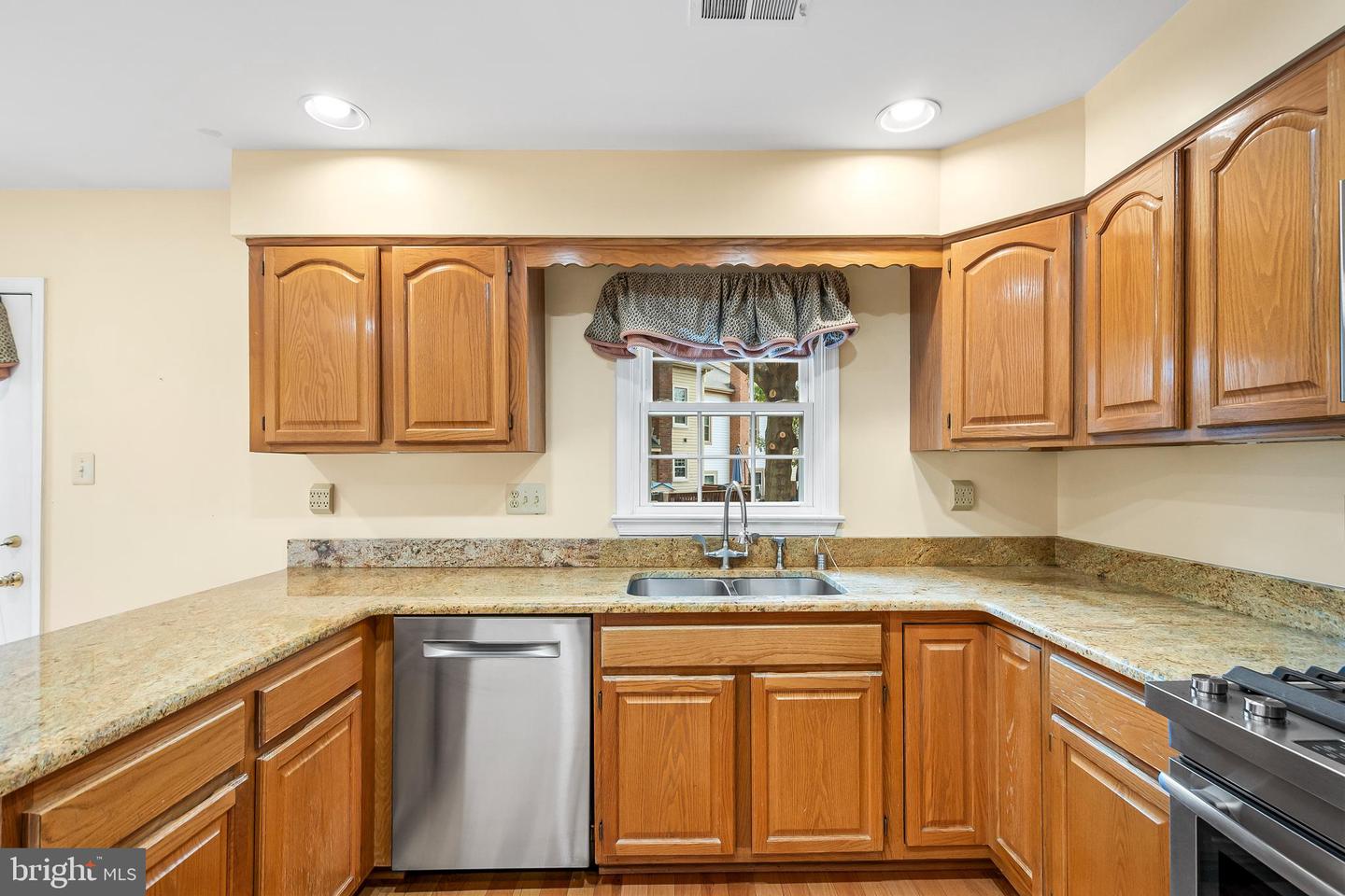 8019 TANWORTH CT, SPRINGFIELD, Virginia 22152, 3 Bedrooms Bedrooms, ,3 BathroomsBathrooms,Residential,For sale,8019 TANWORTH CT,VAFX2276072 MLS # VAFX2276072