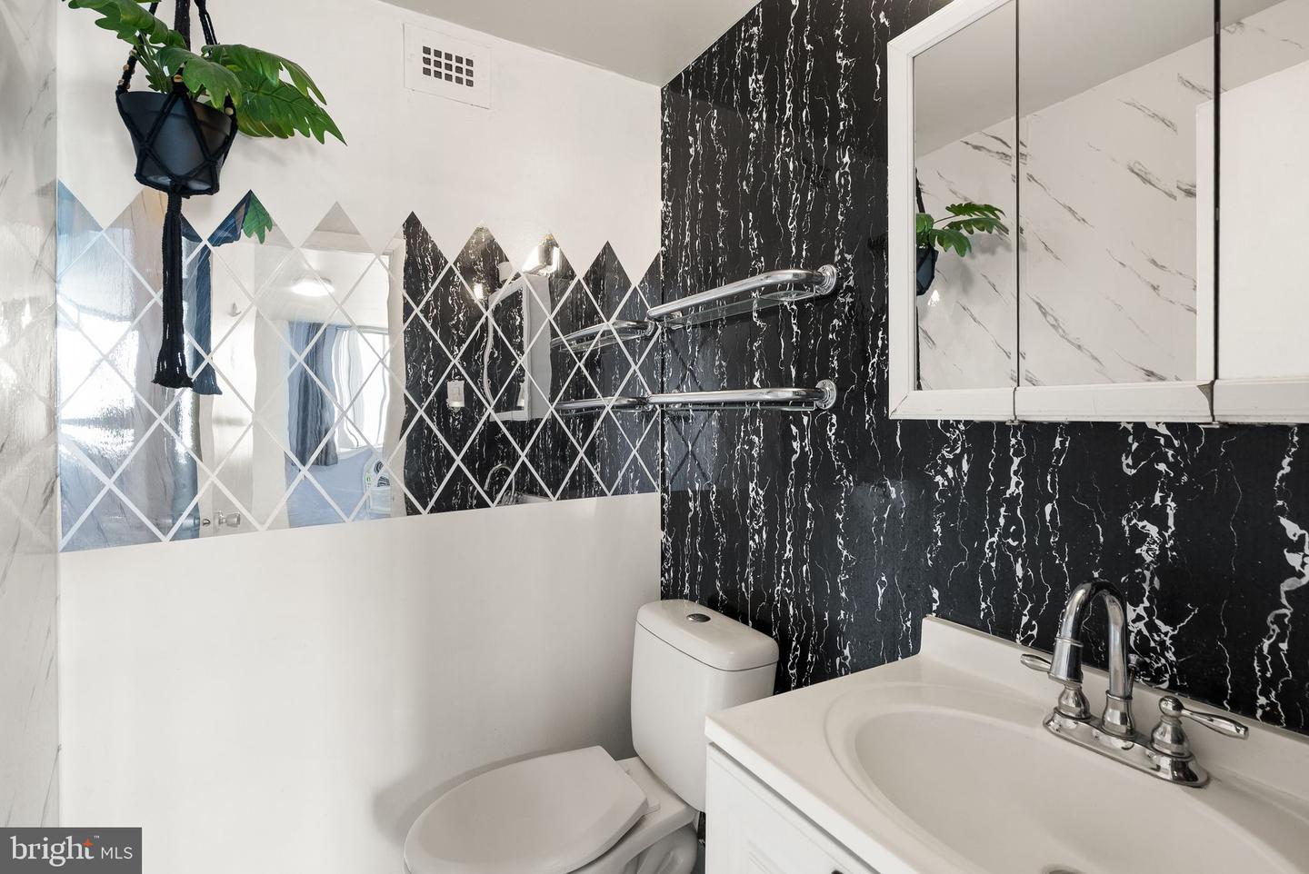 3245 RIO DR #608, FALLS CHURCH, Virginia 22041, 2 Bedrooms Bedrooms, 4 Rooms Rooms,1 BathroomBathrooms,Residential,For sale,3245 RIO DR #608,VAFX2277630 MLS # VAFX2277630