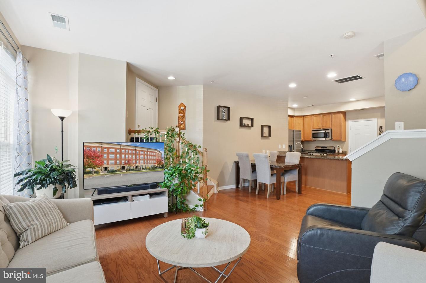 8013 CRESCENT PARK DR, GAINESVILLE, Virginia 20155, 3 Bedrooms Bedrooms, 5 Rooms Rooms,2 BathroomsBathrooms,Residential,For sale,8013 CRESCENT PARK DR,VAPW2107248 MLS # VAPW2107248