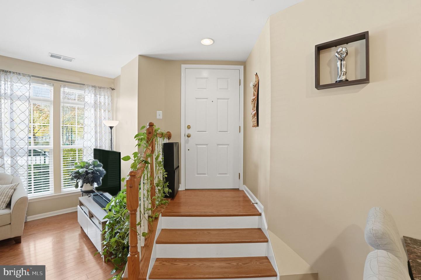 8013 CRESCENT PARK DR, GAINESVILLE, Virginia 20155, 3 Bedrooms Bedrooms, 5 Rooms Rooms,2 BathroomsBathrooms,Residential,For sale,8013 CRESCENT PARK DR,VAPW2107248 MLS # VAPW2107248