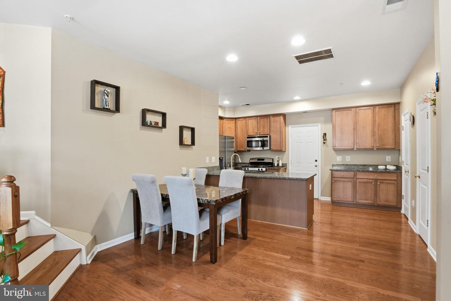 8013 CRESCENT PARK DR, GAINESVILLE, Virginia 20155, 3 Bedrooms Bedrooms, 5 Rooms Rooms,2 BathroomsBathrooms,Residential,For sale,8013 CRESCENT PARK DR,VAPW2107248 MLS # VAPW2107248