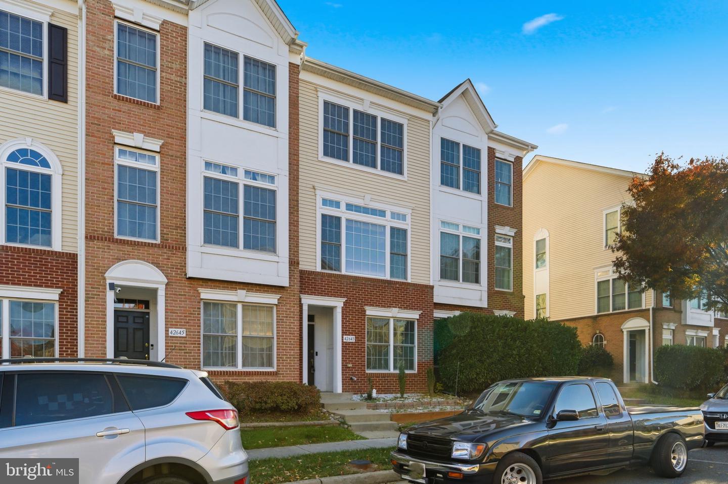 42643 HOMEFRONT TER, CHANTILLY, Virginia 20152, 3 Bedrooms Bedrooms, 3 Rooms Rooms,3 BathroomsBathrooms,Residential,For sale,42643 HOMEFRONT TER,VALO2110710 MLS # VALO2110710