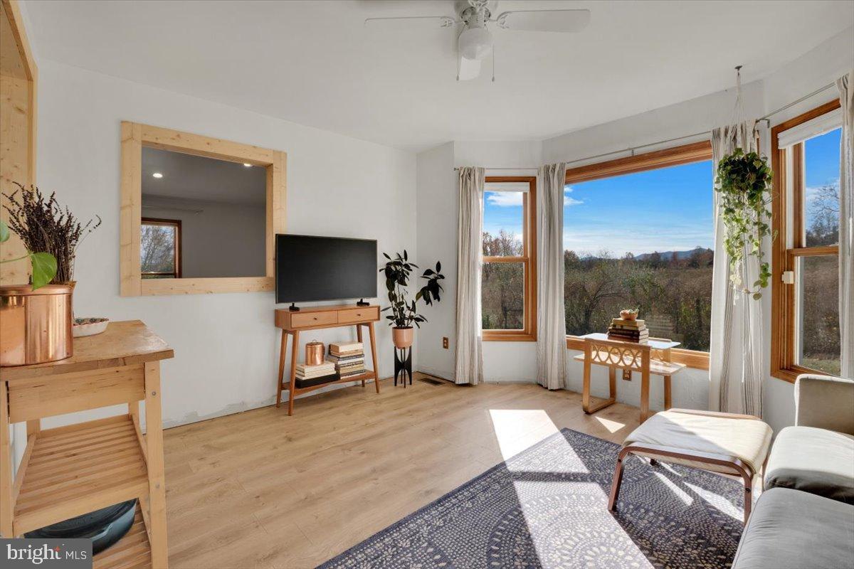 12715 LEE HWY, WASHINGTON, Virginia 22747, 3 Bedrooms Bedrooms, 8 Rooms Rooms,1 BathroomBathrooms,Residential,For sale,12715 LEE HWY,VARP2002382 MLS # VARP2002382