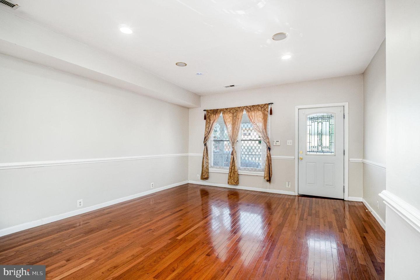 700 LAFAYETTE BLVD, FREDERICKSBURG, Virginia 22401, 4 Bedrooms Bedrooms, ,3 BathroomsBathrooms,Residential,For sale,700 LAFAYETTE BLVD,VAFB2009264 MLS # VAFB2009264