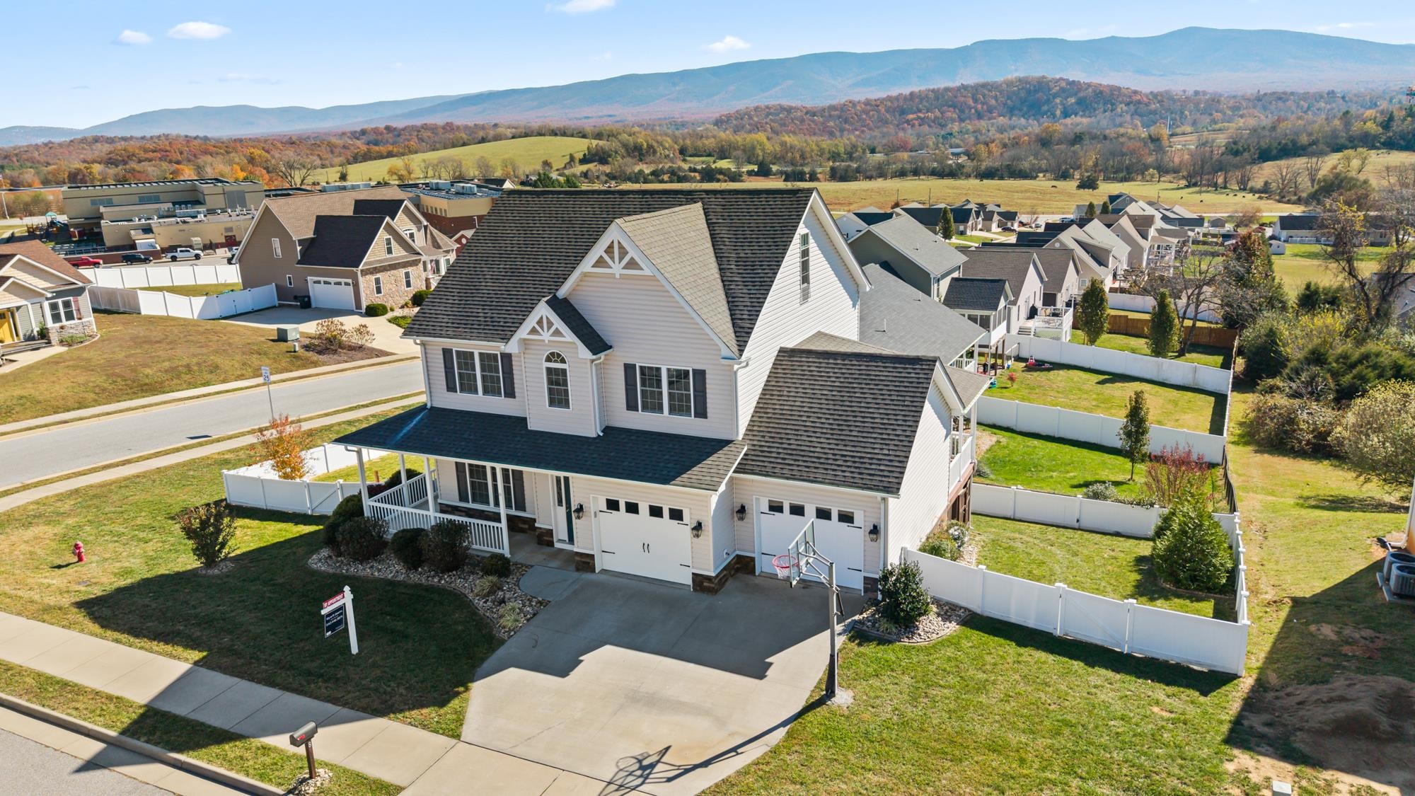 8 MCILWEE LN, STAUNTON, Virginia 24401, 4 Bedrooms Bedrooms, ,3 BathroomsBathrooms,Residential,Walk to Riverheads schools,8 MCILWEE LN,670840 MLS # 670840