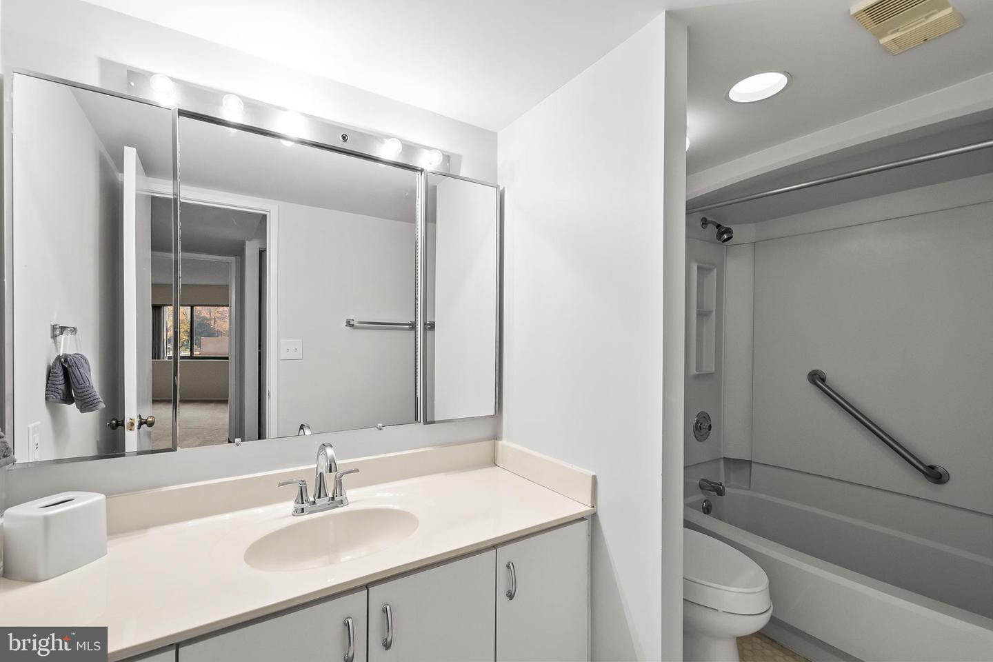 5904 MOUNT EAGLE DR #201, ALEXANDRIA, Virginia 22303, 2 Bedrooms Bedrooms, 8 Rooms Rooms,2 BathroomsBathrooms,Residential,For sale,5904 MOUNT EAGLE DR #201,VAFX2270090 MLS # VAFX2270090 5904 MOUNT EAGLE DR #201, ALEXANDRIA, Virginia 22303, 2 Bedrooms Bedrooms, 8 Rooms Rooms,2 BathroomsBathrooms,Residential,For sale,5904 MOUNT EAGLE DR #201,VAFX2270090 MLS # VAFX2270090