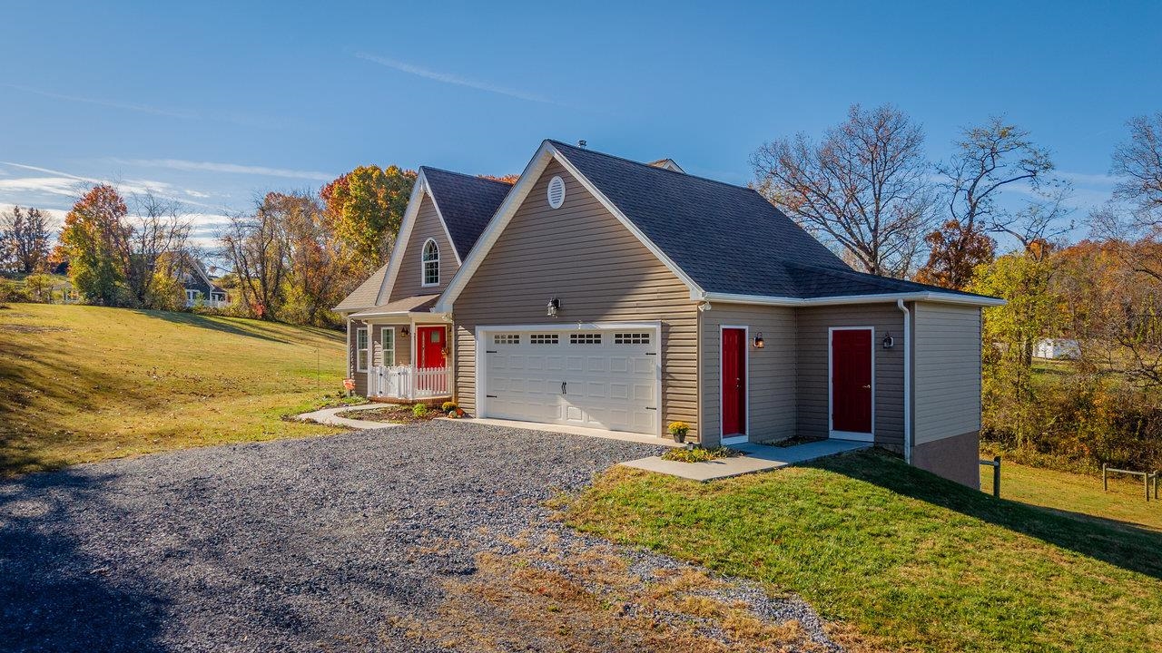 82 SMOKY ROW RD, STAUNTON, Virginia 24401, 3 Bedrooms Bedrooms, ,3 BathroomsBathrooms,Residential,82 SMOKY ROW RD,670848 MLS # 670848