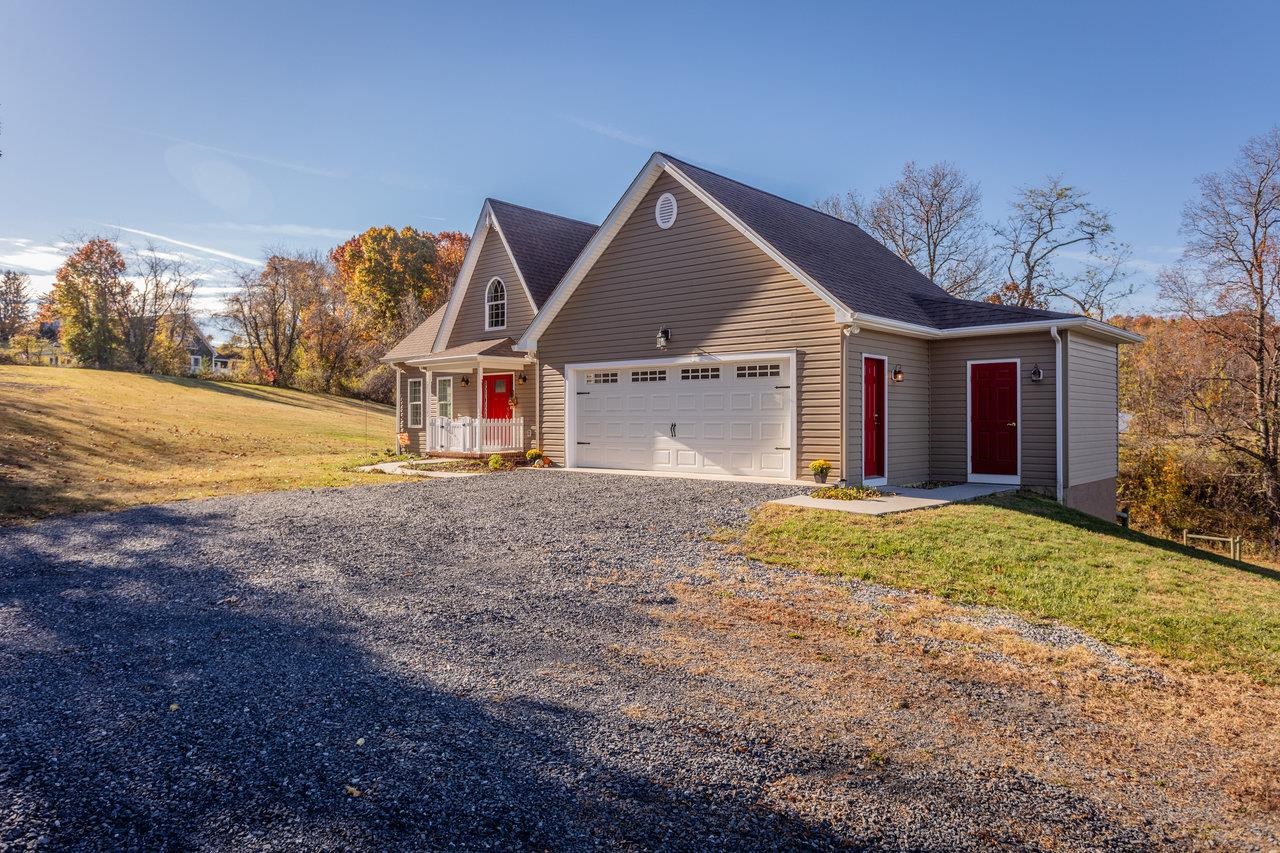 82 SMOKY ROW RD, STAUNTON, Virginia 24401, 3 Bedrooms Bedrooms, ,3 BathroomsBathrooms,Residential,82 SMOKY ROW RD,670848 MLS # 670848