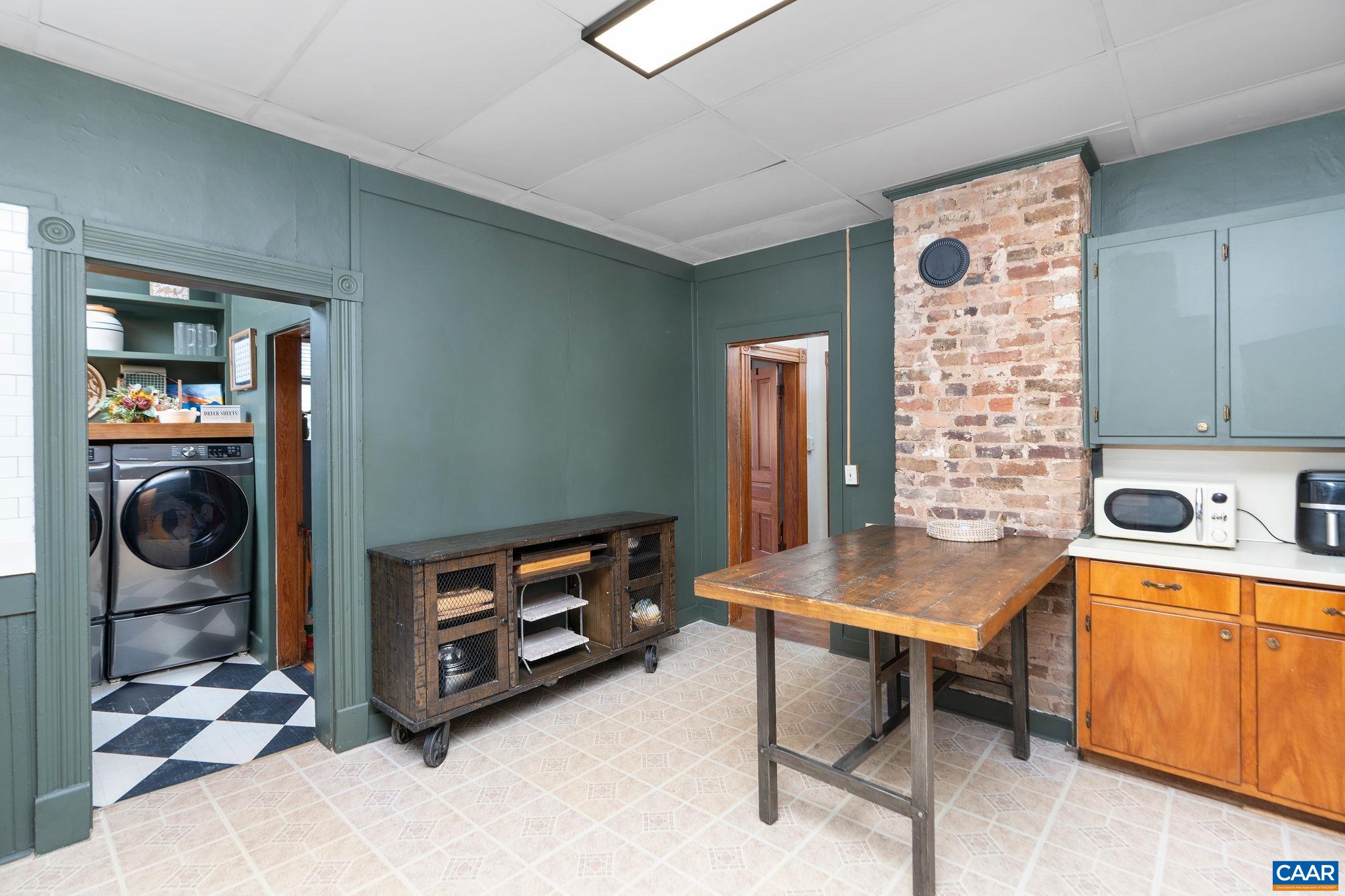 501 W JOHNSON ST, STAUNTON, Virginia 24401, 4 Bedrooms Bedrooms, ,1 BathroomBathrooms,Residential,501 W JOHNSON ST,670868 MLS # 670868 501 W JOHNSON ST, STAUNTON, Virginia 24401, 4 Bedrooms Bedrooms, ,1 BathroomBathrooms,Residential,501 W JOHNSON ST,670868 MLS # 670868