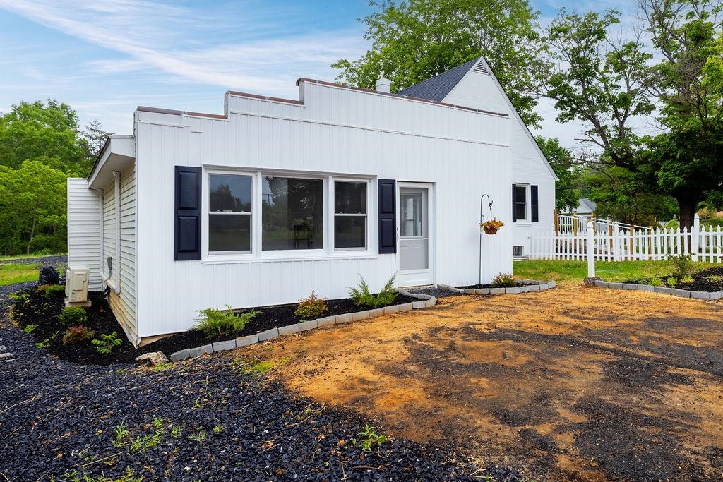 14372 SOUTH EAST SIDE HWY, GROTTOES, Virginia 24401, 4 Bedrooms Bedrooms, ,2 BathroomsBathrooms,Residential,14372 SOUTH EAST SIDE HWY,670881 MLS # 670881 14372 SOUTH EAST SIDE HWY, GROTTOES, Virginia 24401, 4 Bedrooms Bedrooms, ,2 BathroomsBathrooms,Residential,14372 SOUTH EAST SIDE HWY,670881 MLS # 670881