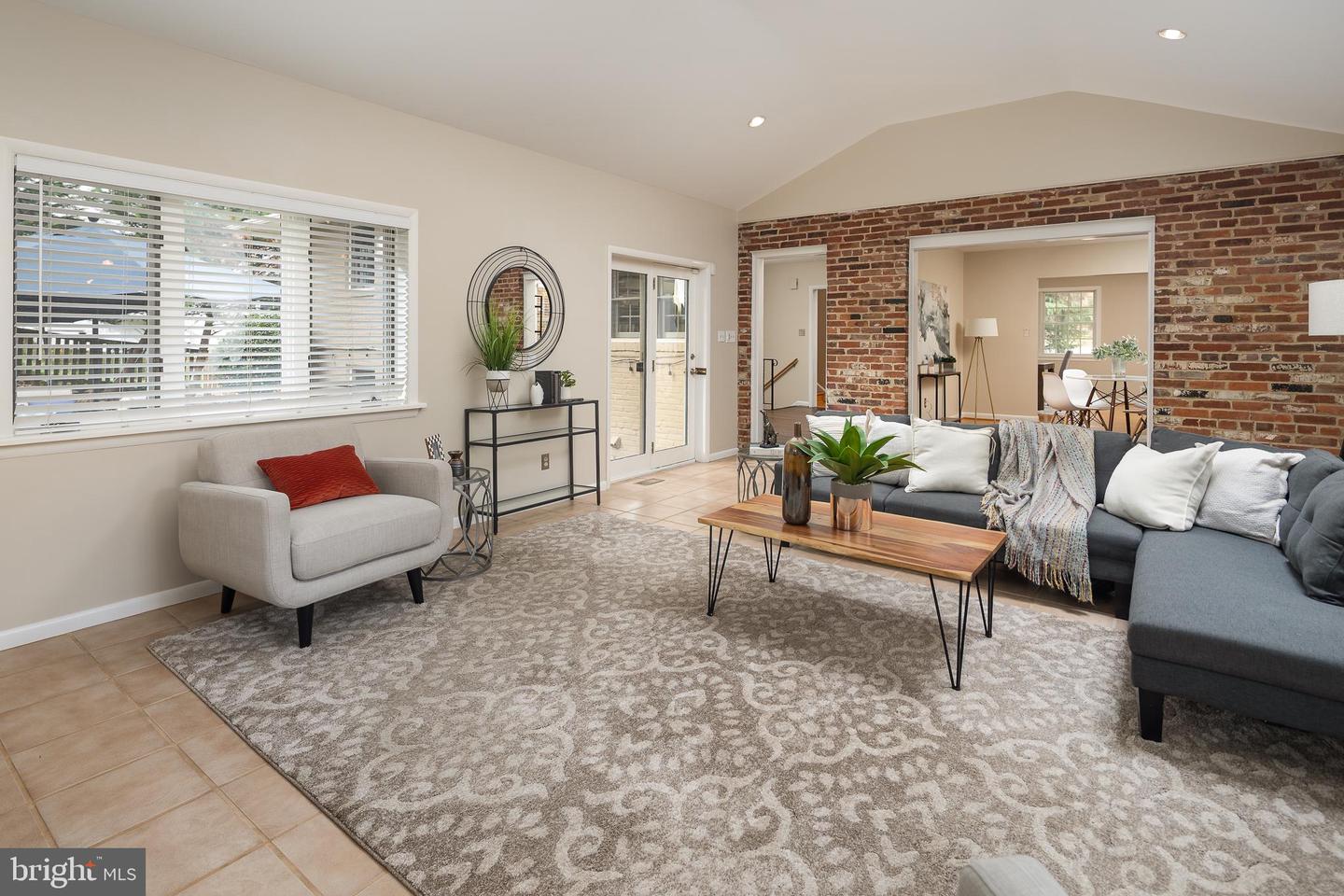 3654 N OAKLAND ST, ARLINGTON, Virginia 22207, 4 Bedrooms Bedrooms, 10 Rooms Rooms,3 BathroomsBathrooms,Residential,For sale,3654 N OAKLAND ST,VAAR2065456 MLS # VAAR2065456