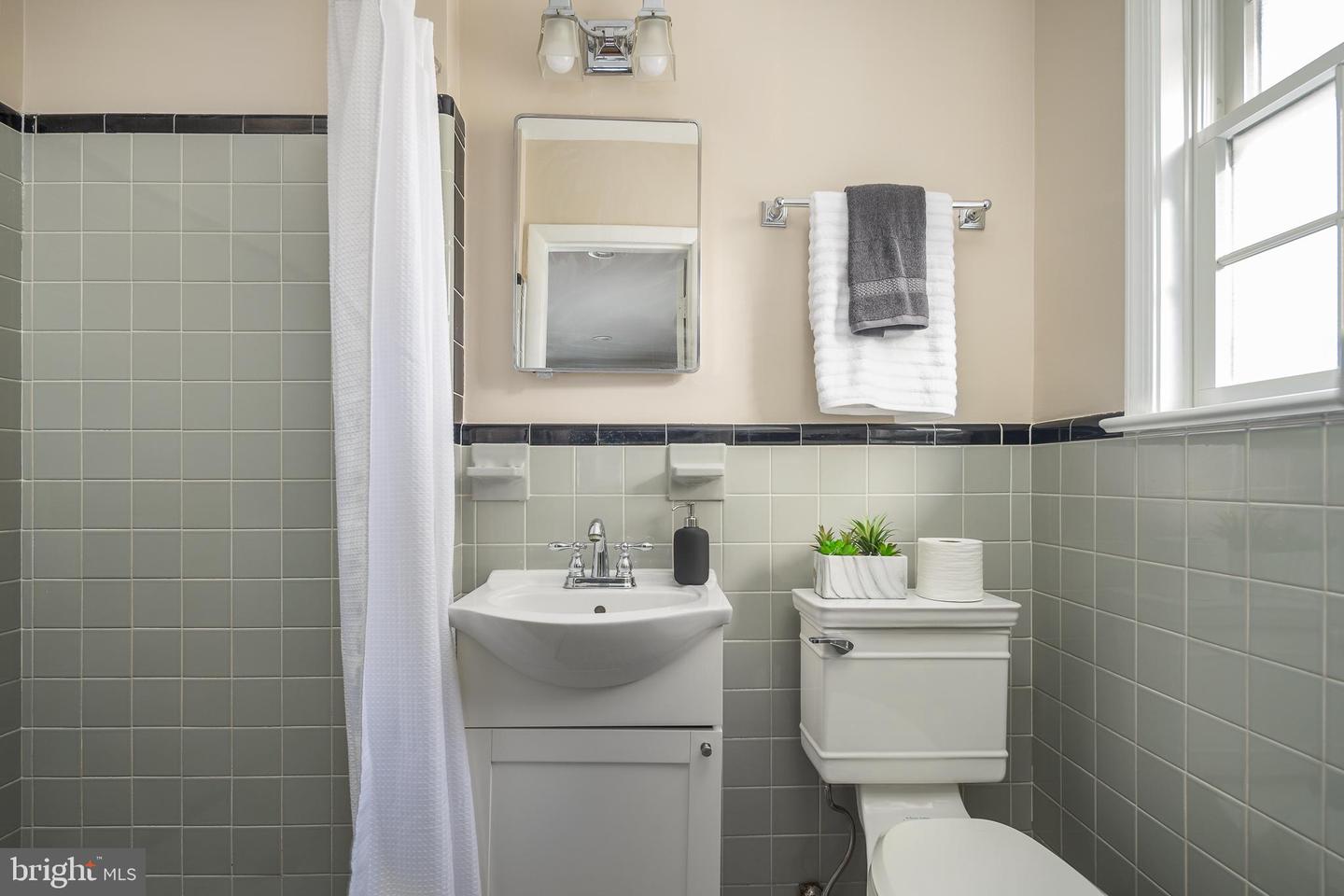 3654 N OAKLAND ST, ARLINGTON, Virginia 22207, 4 Bedrooms Bedrooms, 10 Rooms Rooms,3 BathroomsBathrooms,Residential,For sale,3654 N OAKLAND ST,VAAR2065456 MLS # VAAR2065456